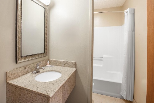 Super 8 by Wyndham Natchitoches image 3